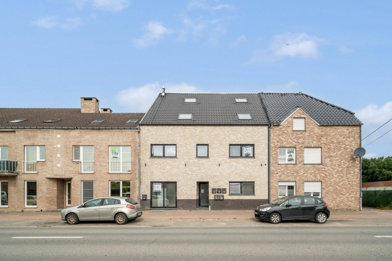 Ruim, duplex appartement voorzien van 2 slaapkamers en een bureelruimte, mooi terras & parkeerplaats! foto {{pictureIndex}}