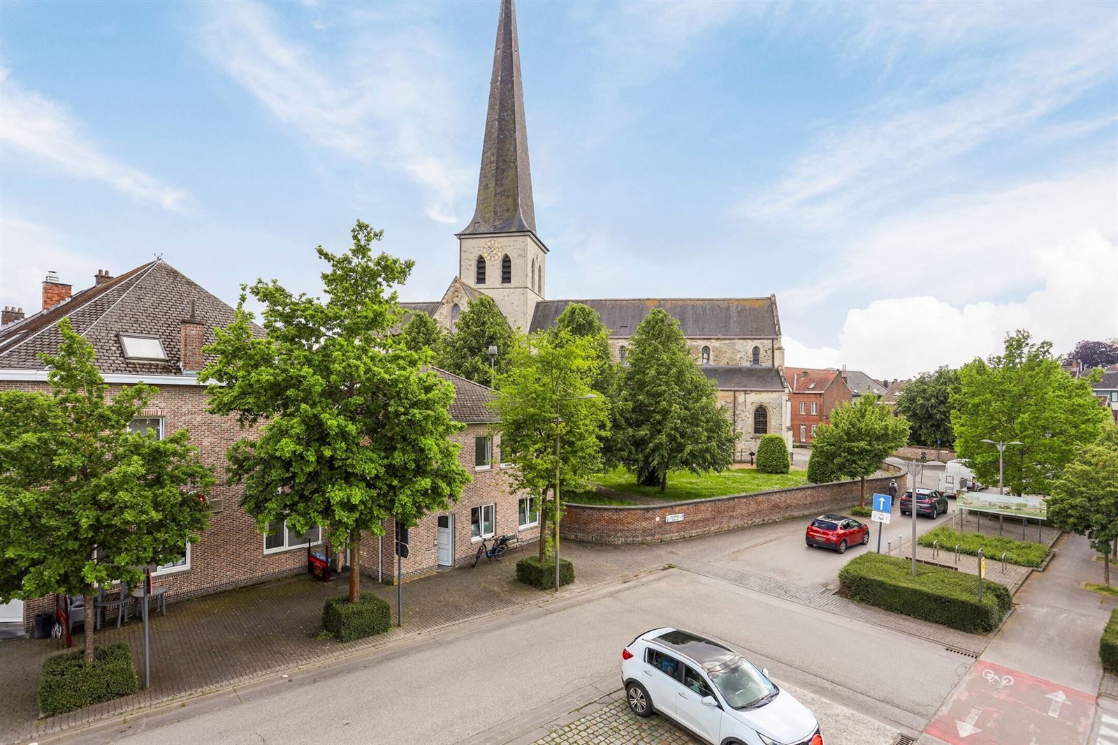 Appartementsgebouw met 2 appartementen in het centrum van Lennik foto 1