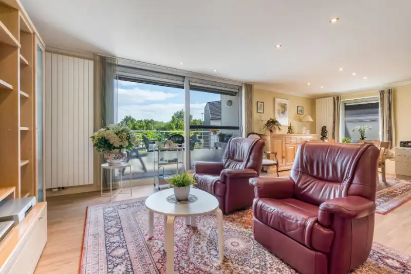 Dit uitstekend onderhouden appartement is zeer goed gelegen op een boogscheut van centrum Evergem. foto 3