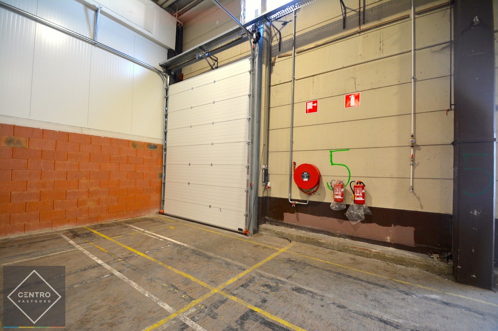 Instapklaar MAGAZIJN (805m²) voorzien van hoge, elektrische sectionaalpoort en vrije hoogte van 6,5m op industriezone "Herdersbrug" te Brugge. foto 9