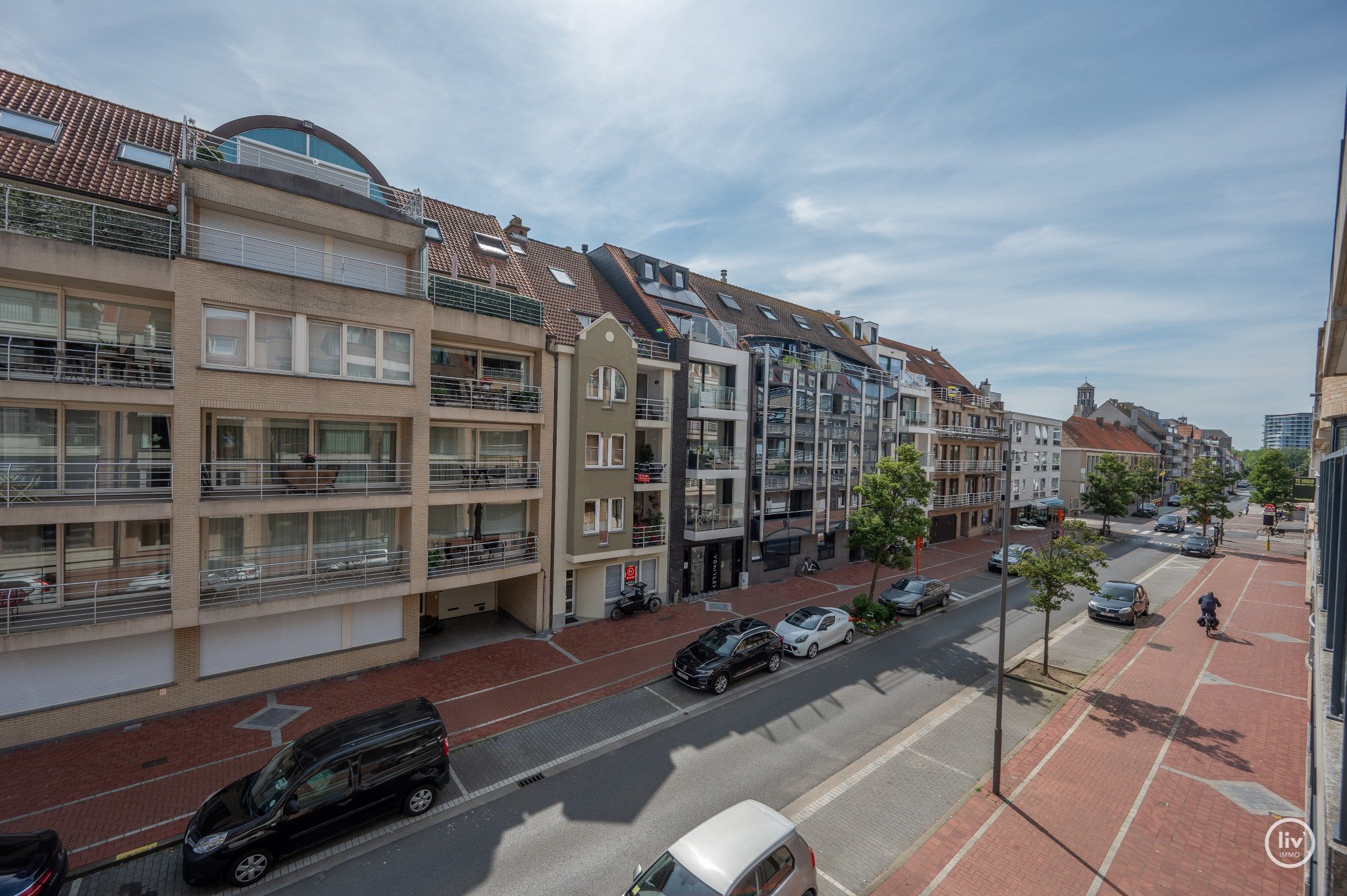 Gerenoveerd appartement met 3 slaapkamers gelegen op de Paul Parmentierlaan te Knokke vlakbij de Lippenslaan.  foto 6