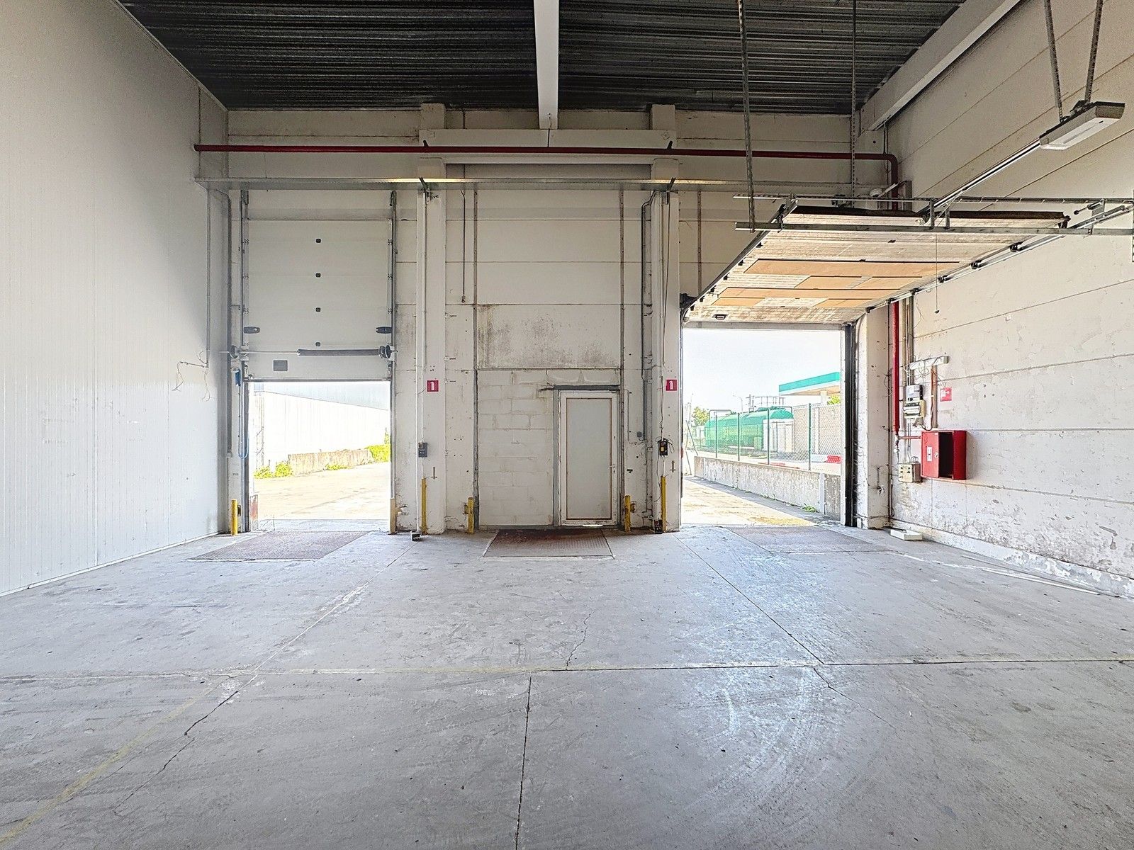 Instapklare OPSLAGRUIMTE (380m²) met verharde koer te huur op industriezone te Veurne! foto 7