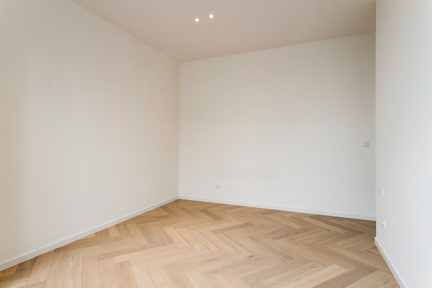 Recent gerenoveerd zonnig twee slaapkamer dakappartement foto 9