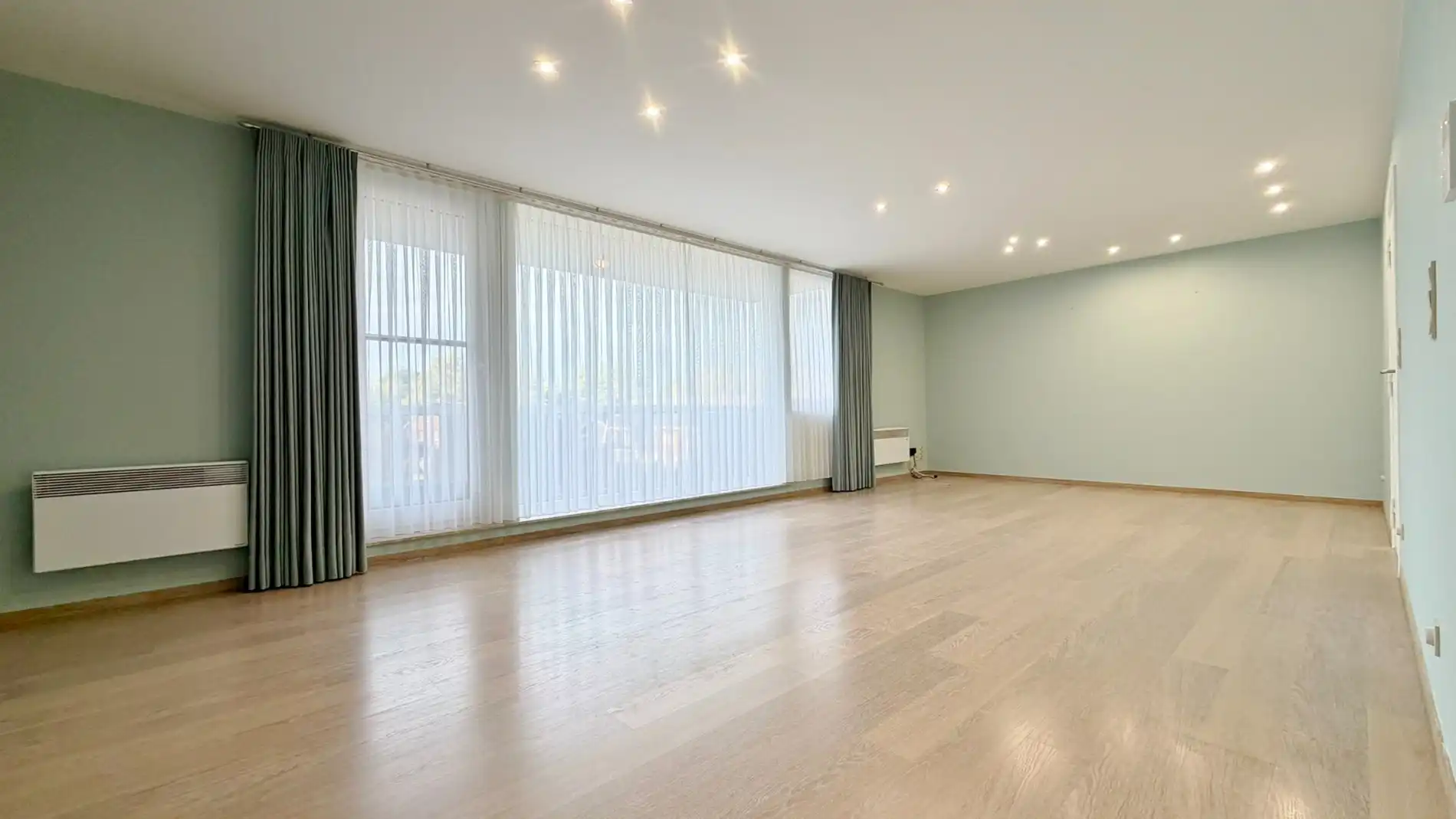 Ruim en lichtrijk appartement met garage, terras en open zicht foto 4