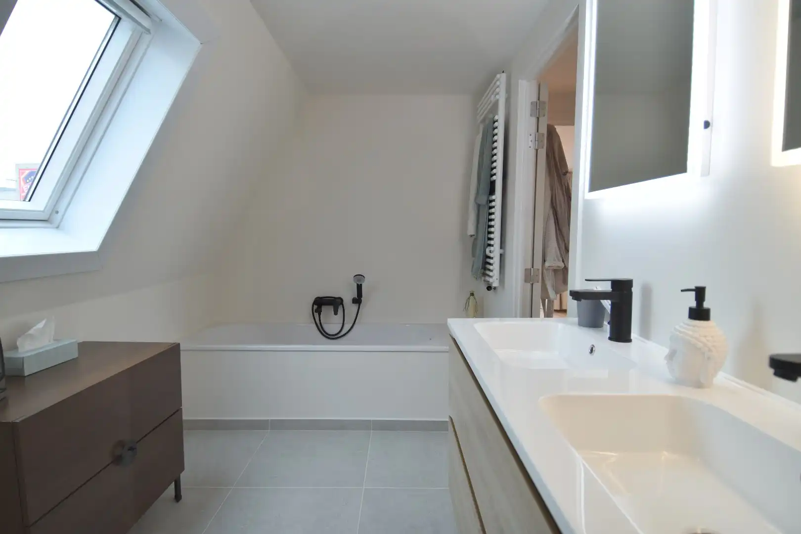 Gerenoveerde woning met tuin en 3 slaapkamers in Kortrijk foto 9