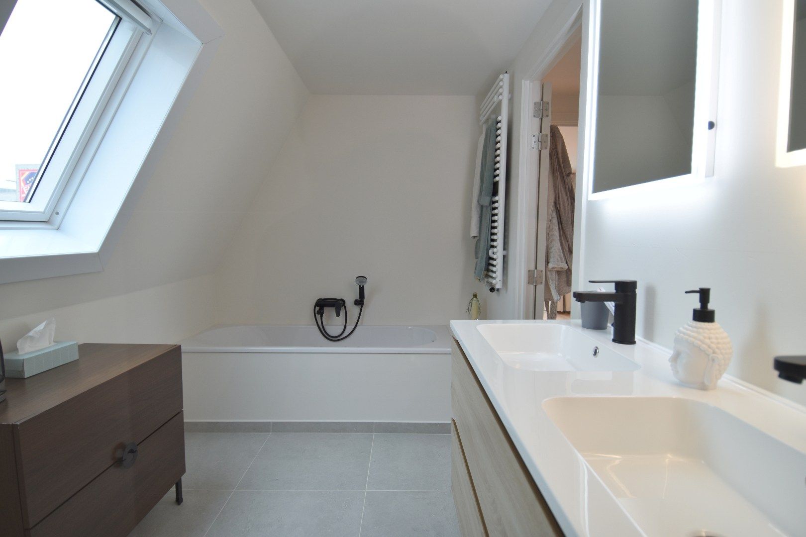 Gerenoveerde woning met tuin en 3 slaapkamers in Kortrijk foto 9