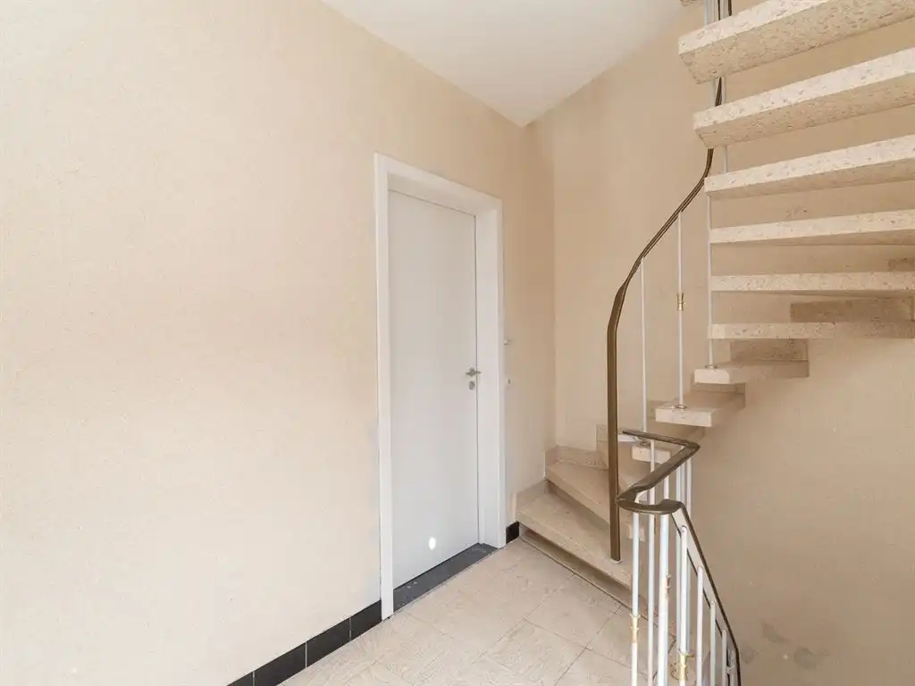 Gerenoveerd appartement met terras foto 17