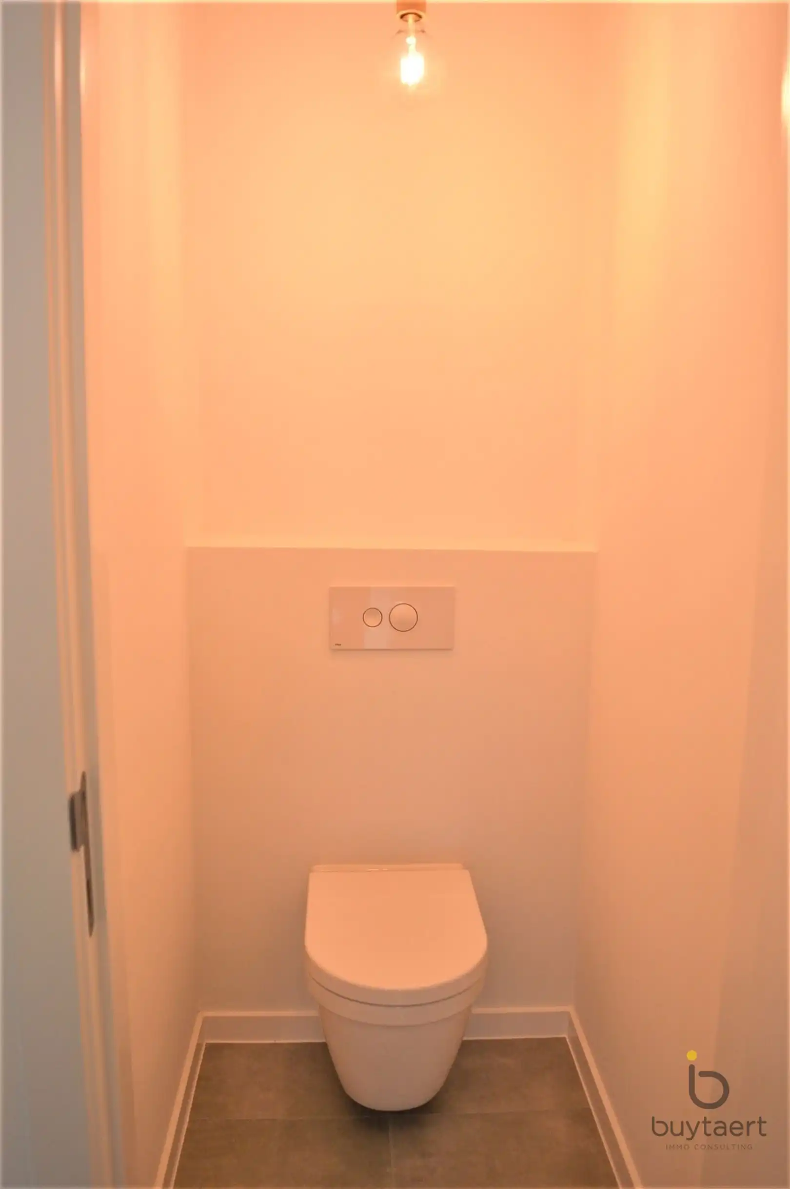 Frontaal waterzicht vanuit dit lumineuze recente appartement met terras! foto 10