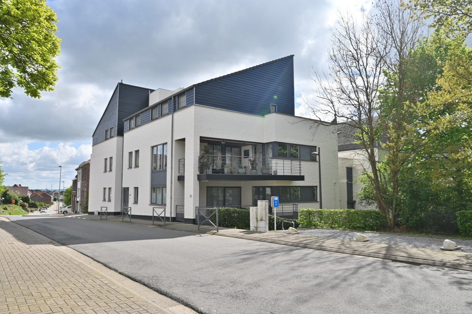 Modern, gelijkvloers hoekappartement van 125 m² met riant zonneterras en garagebox, rustig gelegen in Residentie La Scala te Lanaken-Gellik foto 1