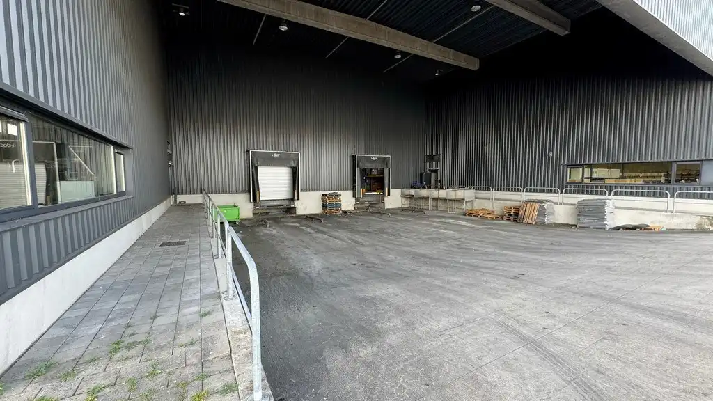 Magazijn met laadkades en kantoor te huur in Malle foto 2