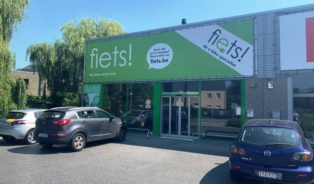 Commercieel gelegen winkel te huur in Lochristi foto {{pictureIndex}}