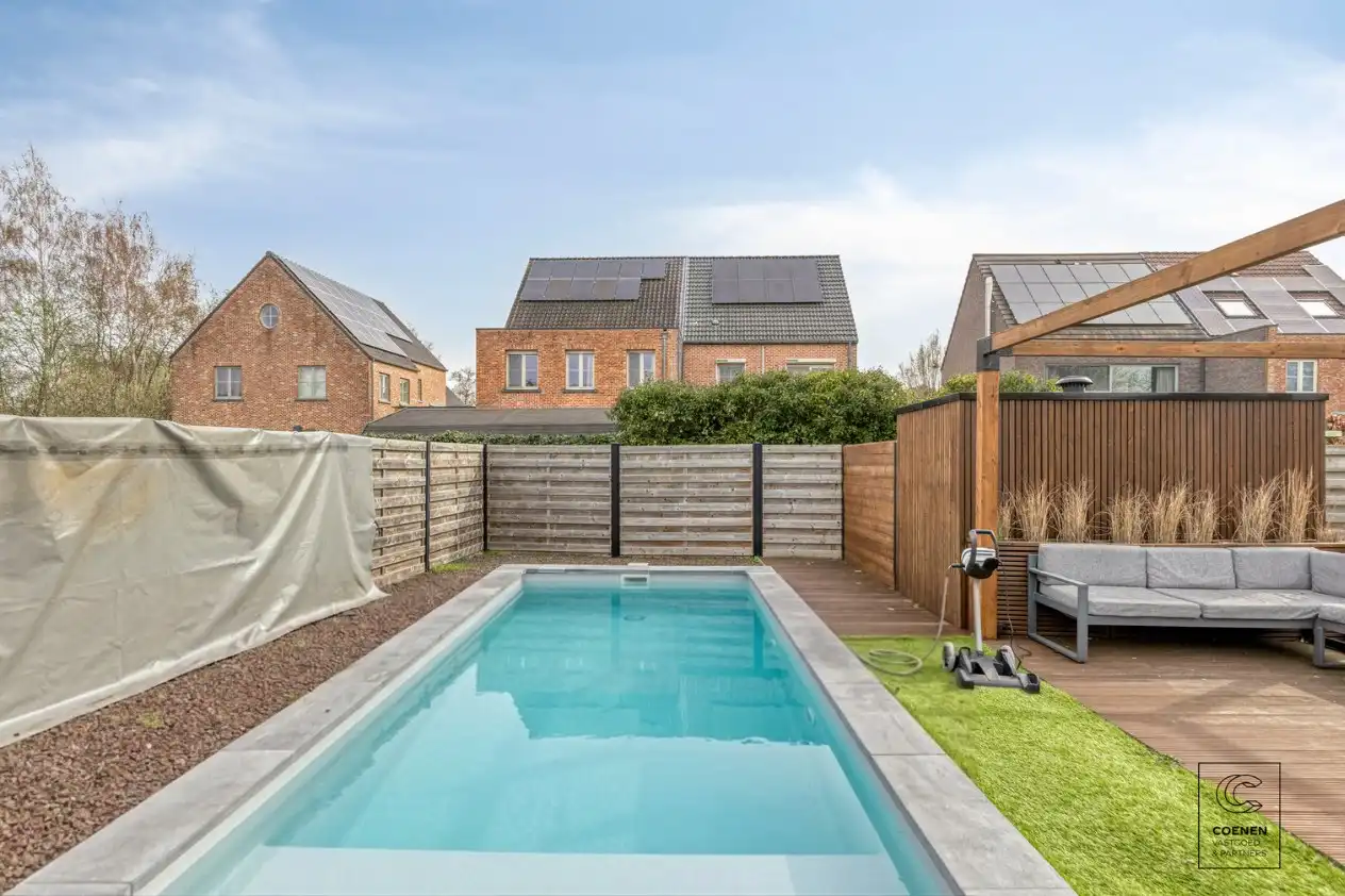 Gerenoveerde woning met 4 à 5 slpk's op een gunstige ligging te Oelegem! foto 32