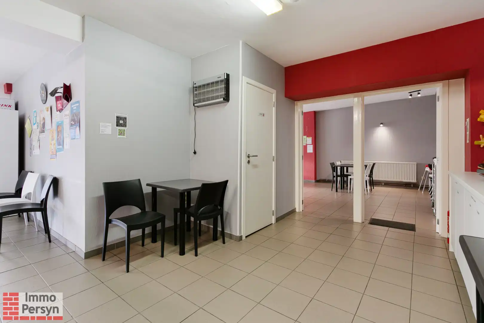 Handelspand met bovenliggend appartement en achterliggende bouwgrond. foto 8