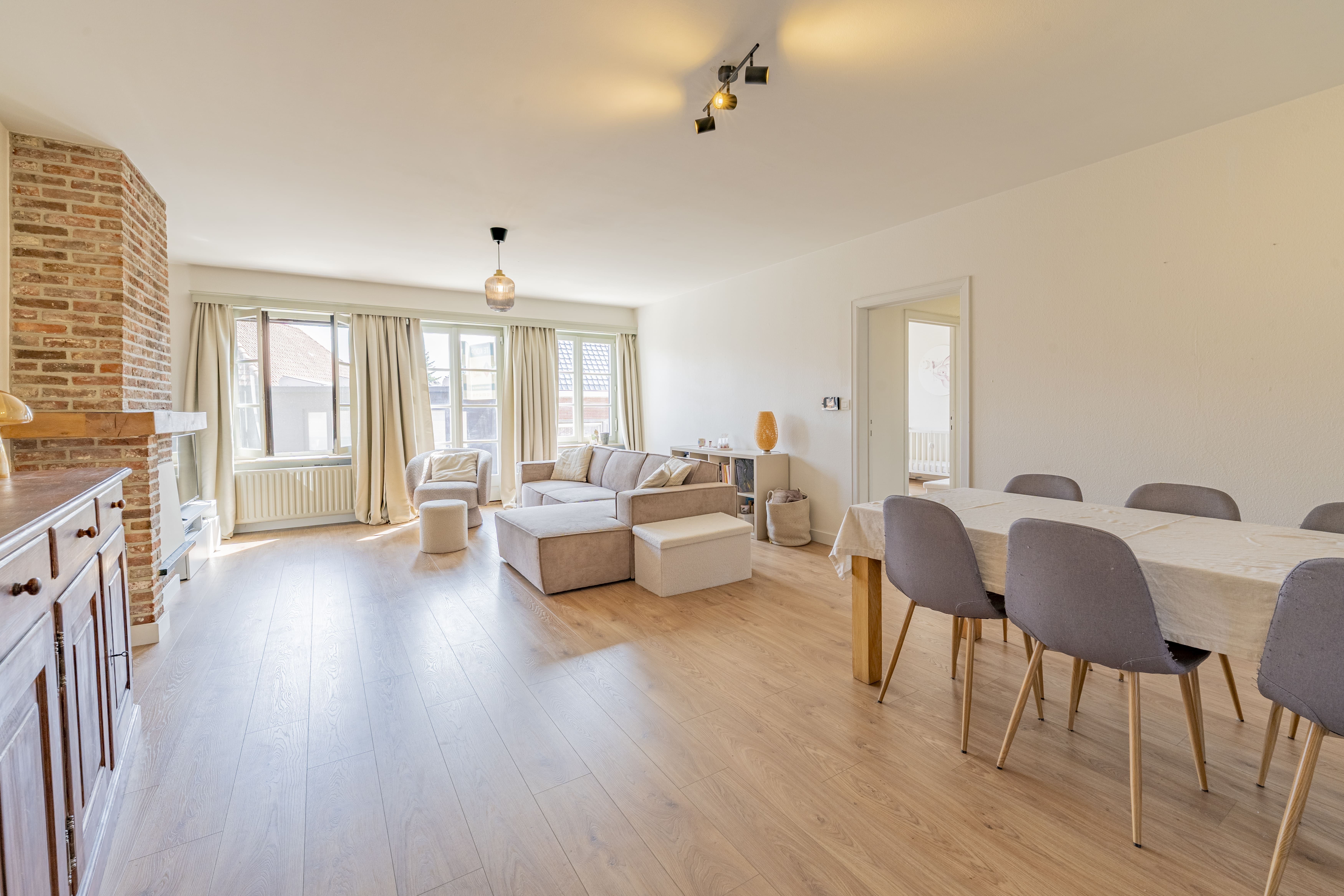 Gerenoveerd 3 slaapkamerappartement in het centrum van Knesselare foto 2