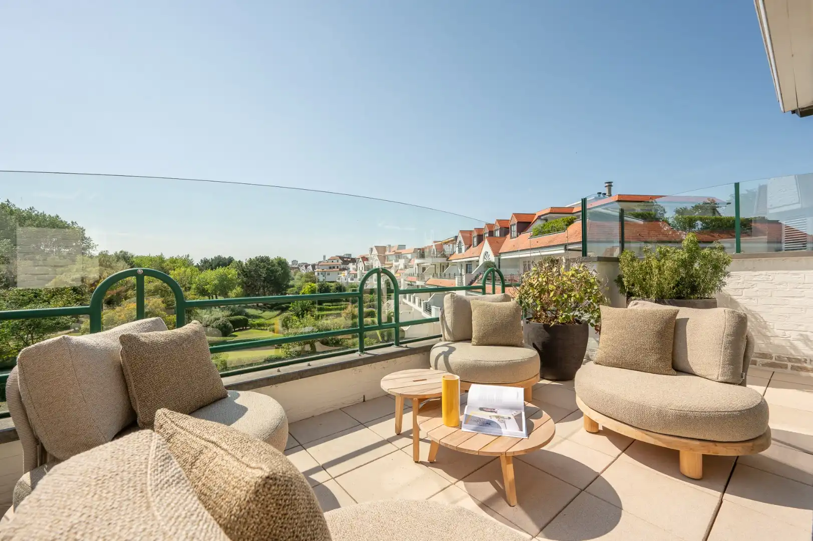 Prachtig gerenoveerd appartement in een park van 5ha in het Zoute foto {{pictureIndex}}