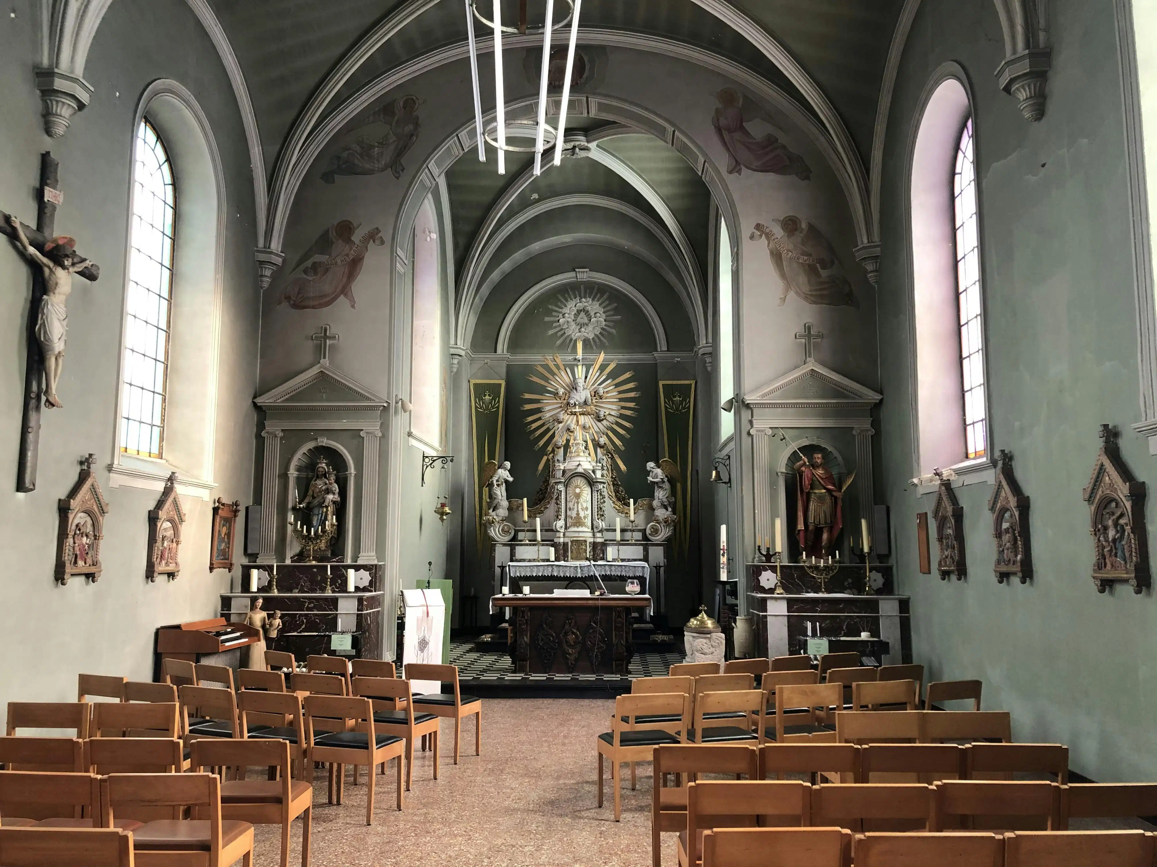Landelijk gelegen historische kerk foto 14
