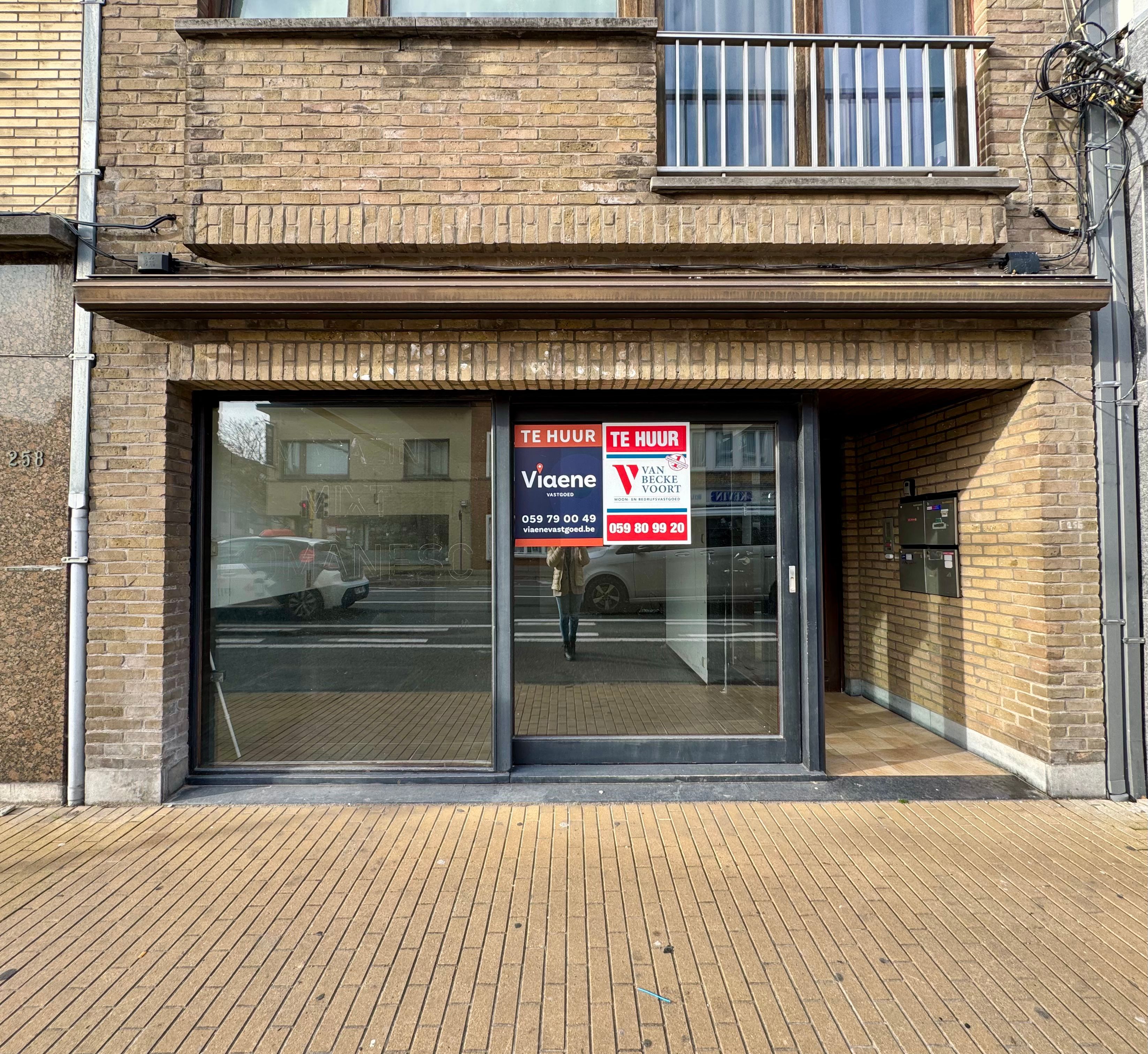 Handelsgelijkvloers 60m² aan drukke invalsweg Oostende foto {{pictureIndex}}