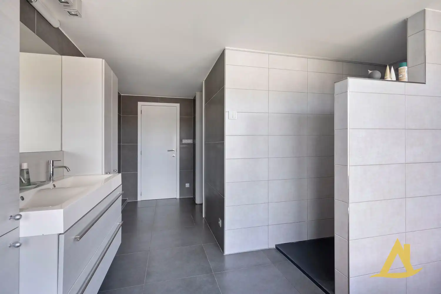 DESIGN STADSWONING MET 3 SLAAPKAMERS, TUIN EN JACUZZI IN HET HARTJE VAN DIEST foto 31