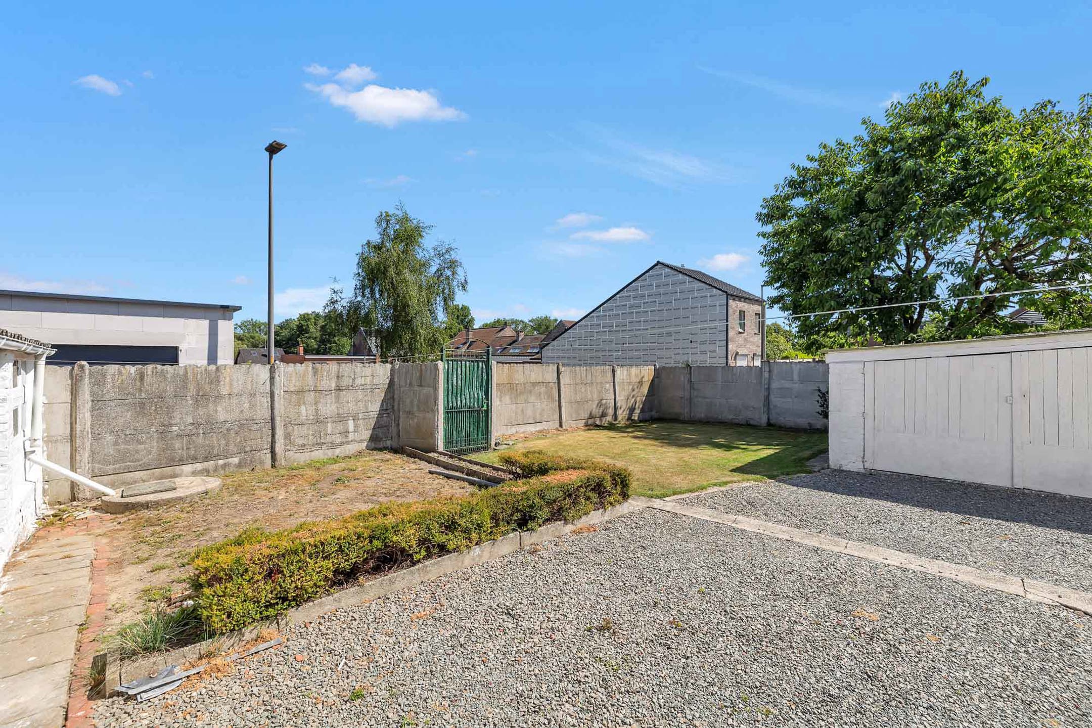 Te renoveren woning met naastliggende grond foto 18
