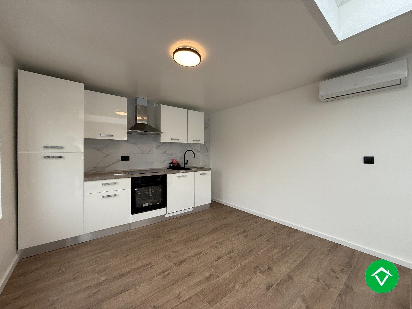 Ruim, gerenoveerde woning met 3 slaapkamers, garage en tuin in een rustige woonwijk te Roeselare! foto 7