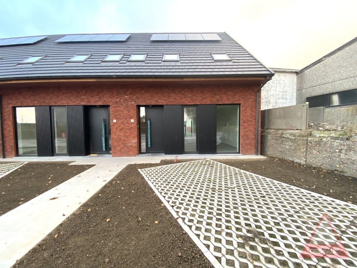 Zonnebeke – Nieuwbouwwoning met open keuken, garage en 2 parkeerplaatsen foto {{pictureIndex}}
