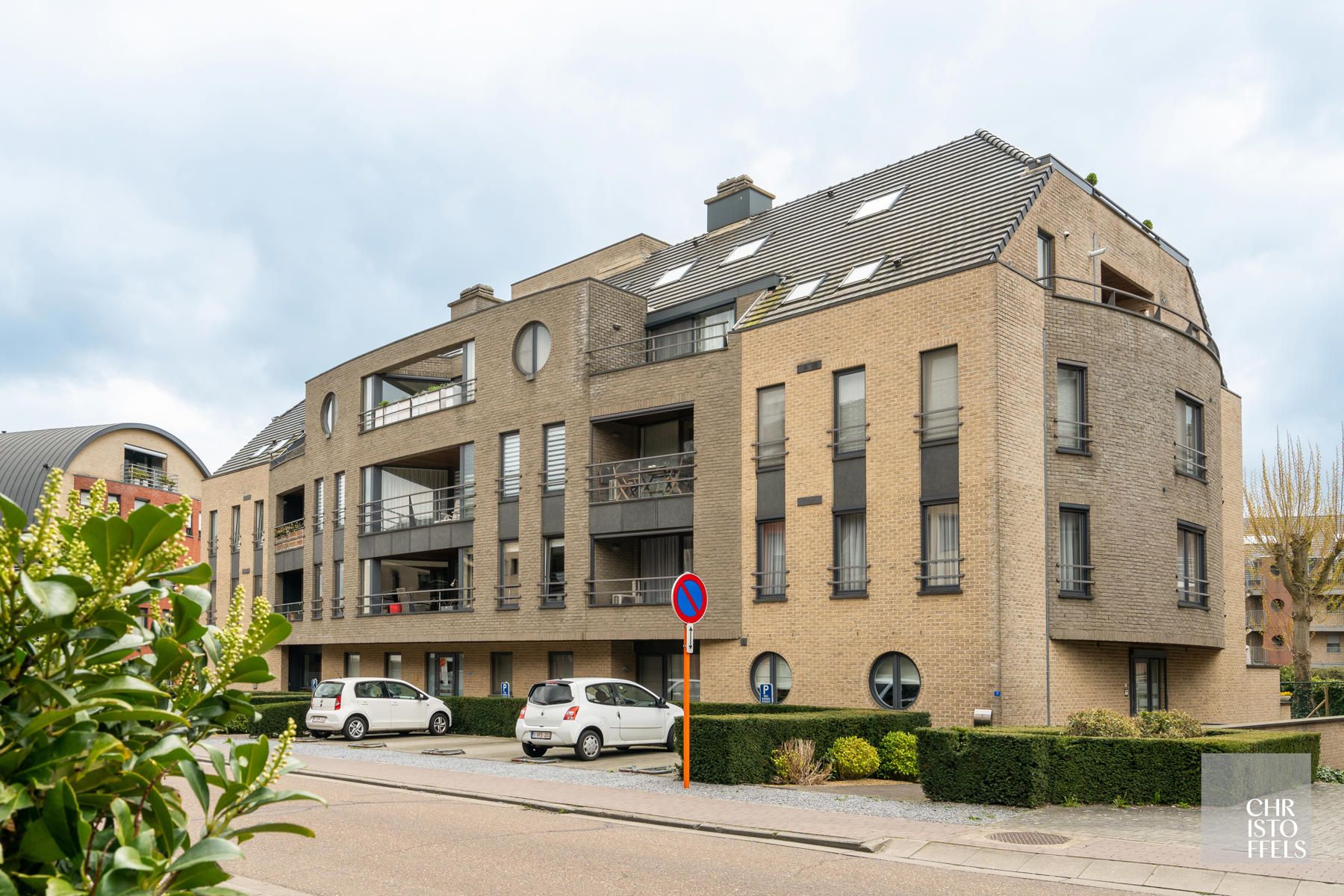 TE HUUR - Appartement met 2 slaapkamers én garagebox in het centrum van Lanaken! foto 7