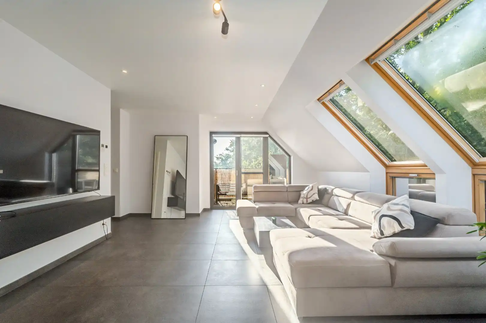 Instapklaar en lichtrijk appartement met terras en carport foto 4