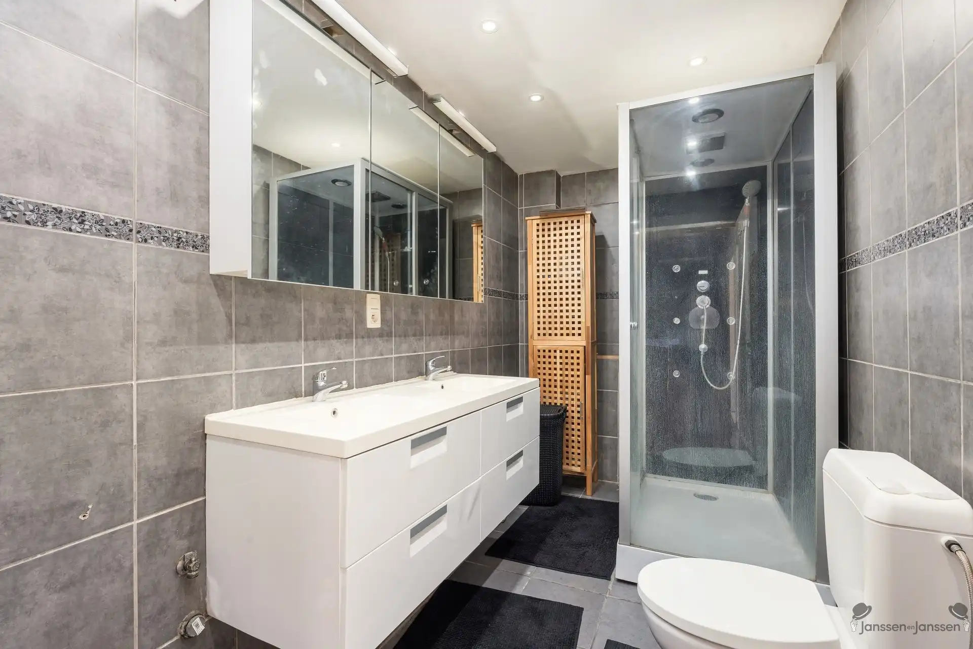 Opbrengsteigendom met 2 verhuurde appartementen en handelsgelijkvloers in het centrum van Brecht foto 18