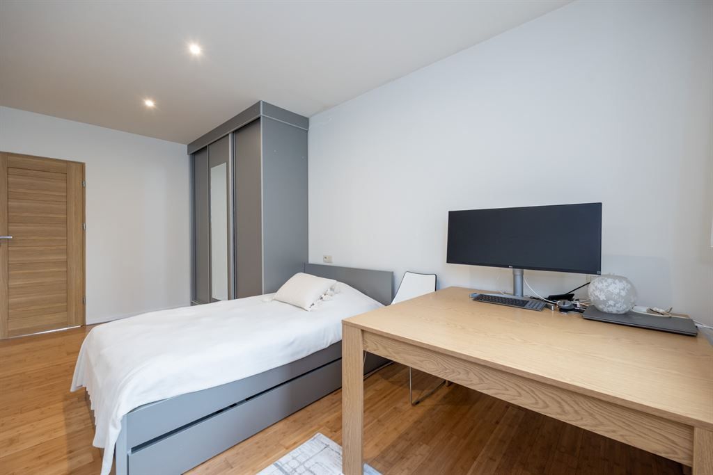 Energiezuinig gerenoveerde woning met garage foto 21