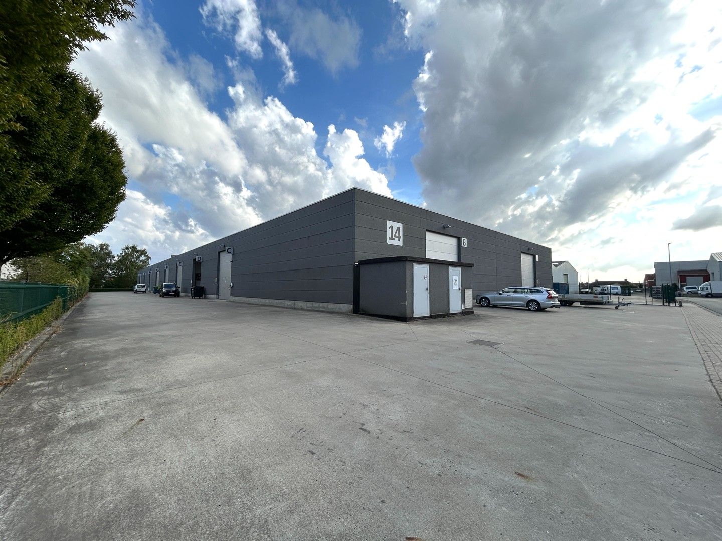 Recente loods met bijhorende parkeerplaats op ideale locatie te Meulebeke! foto {{pictureIndex}}