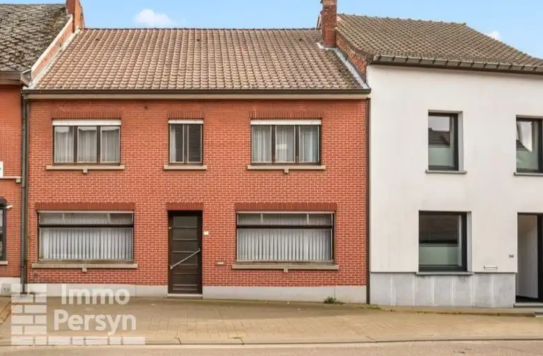 Hoofdfoto van de publicatie: Te renoveren woning met zuidtuin en achteringang met garages