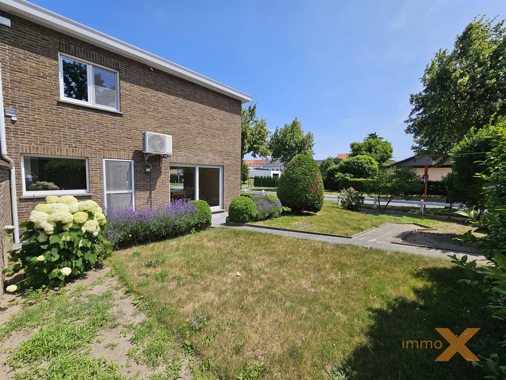 GERENOVEERDE INSTAPKLARE WONING MET GARAGE foto 3