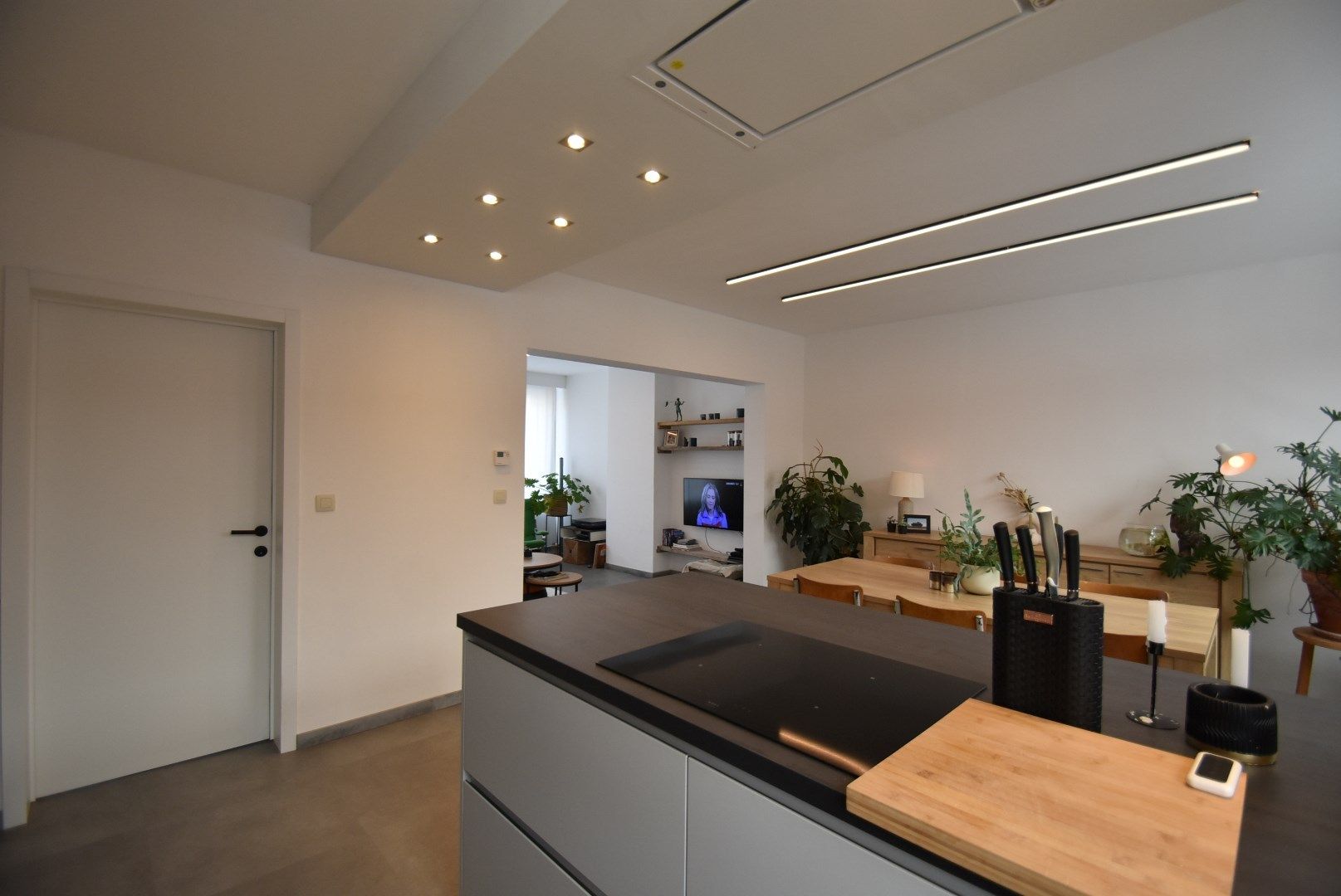 * * WACHTLIJST VOLZET * * Zeer grondig en geslaagd gerenoveerde woning met terras en dubbele autostandplaats foto 7