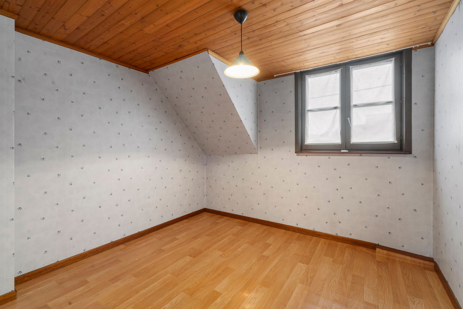 Te renoveren woning met 3 slaapkamers en garage  foto 6