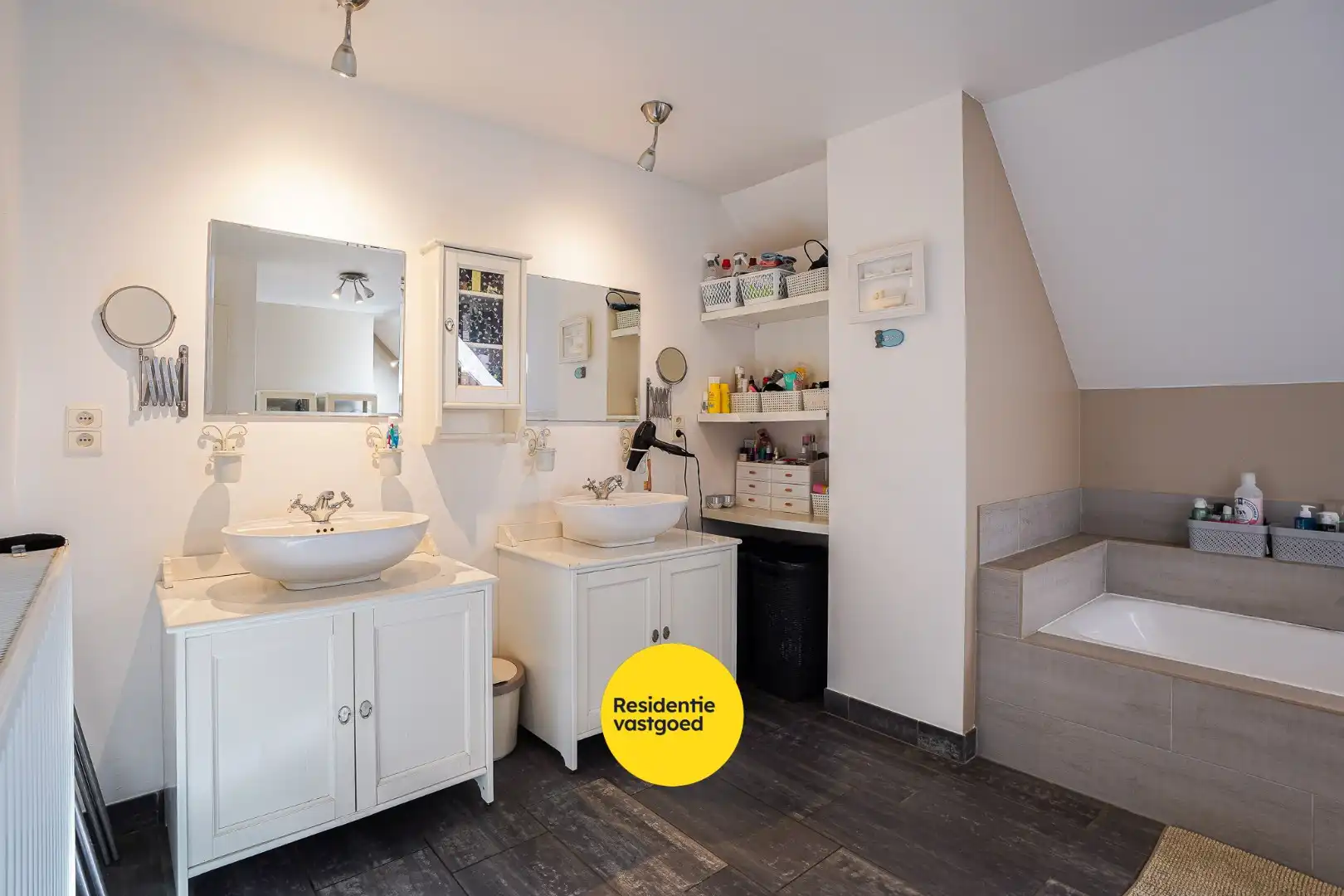 Ruime gezinswoning in doodlopende straat foto 17