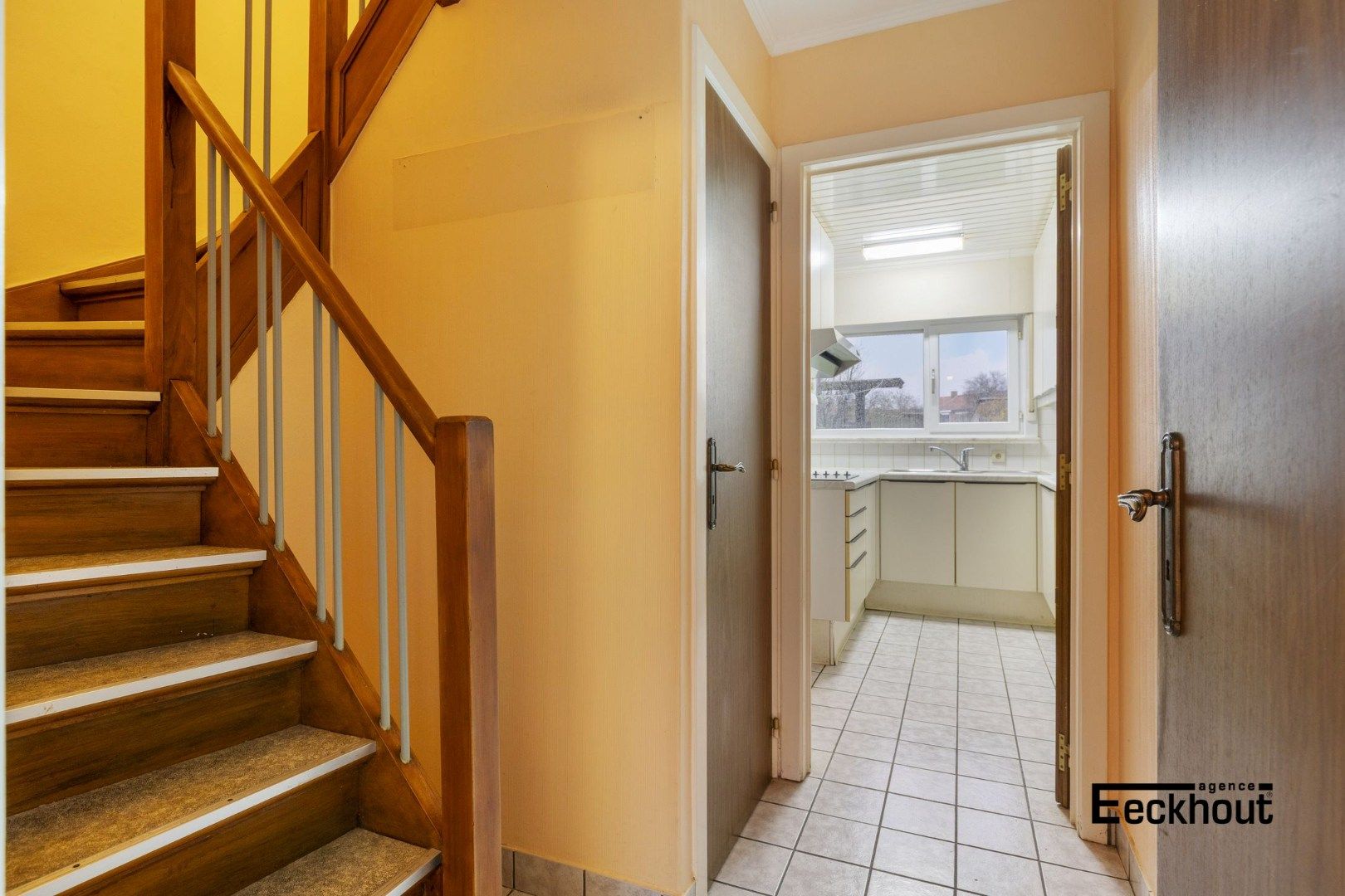 Gezellige rijwoning met ruime tuin op gegeerde locatie! foto 3