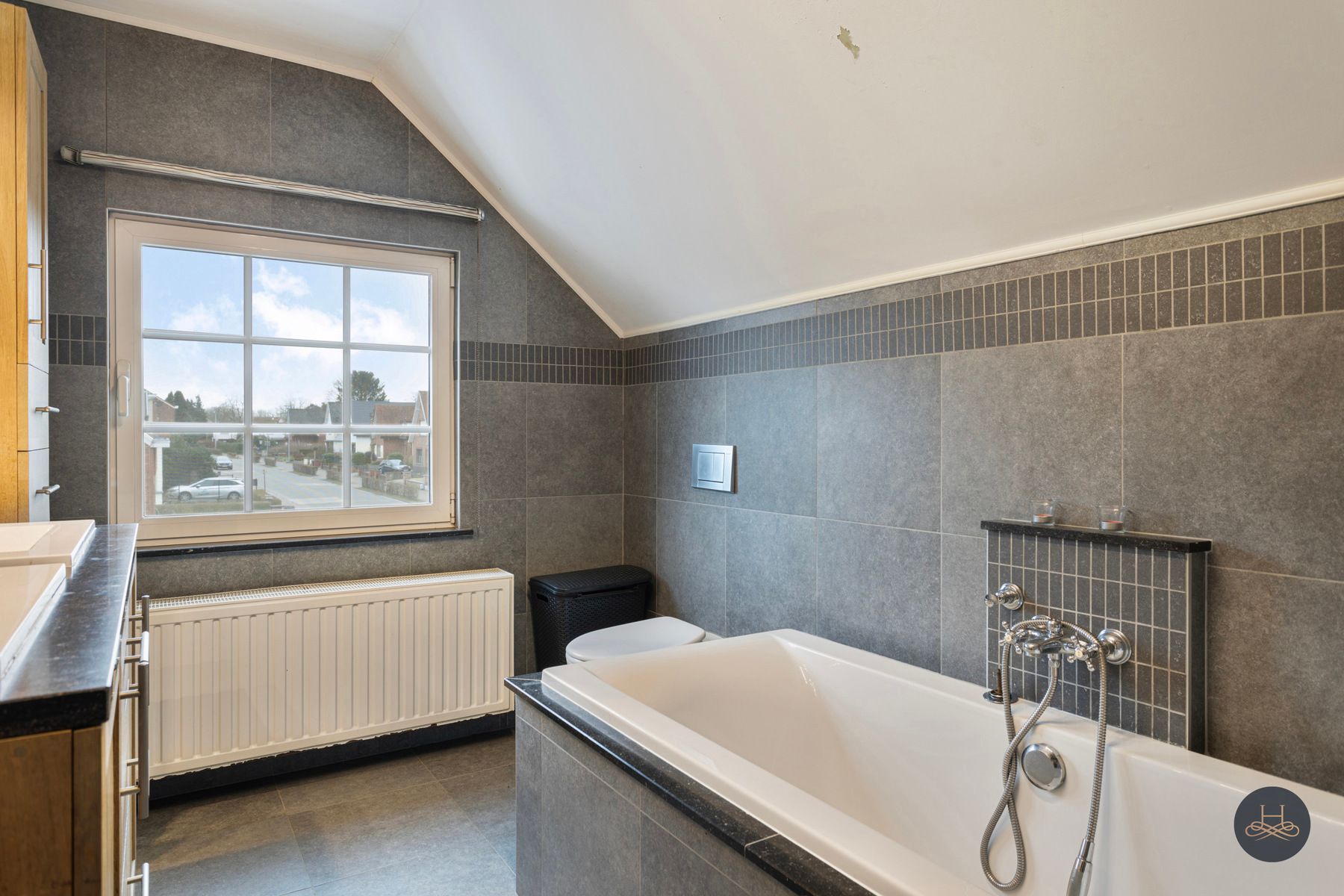 Gerenoveerde woning met grote garage/opslagplaats van +- 90 m2 foto 27