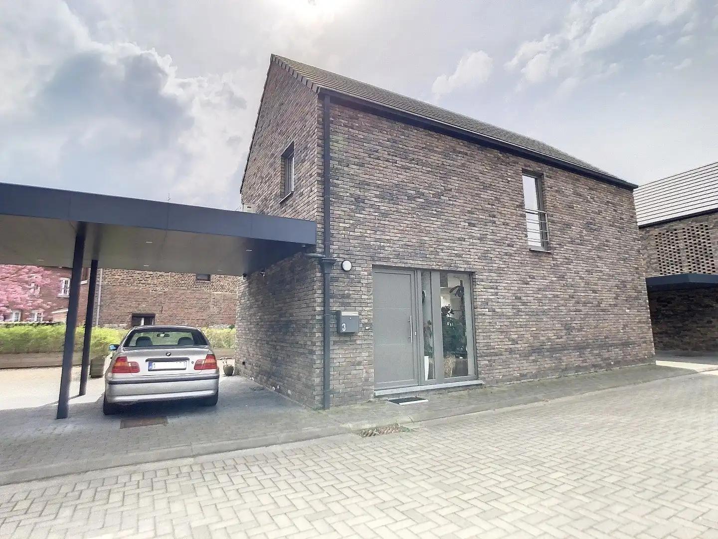 Woning met 3 slaapkamers, berging, carport en tuin te 's Gravenvoeren foto {{pictureIndex}}