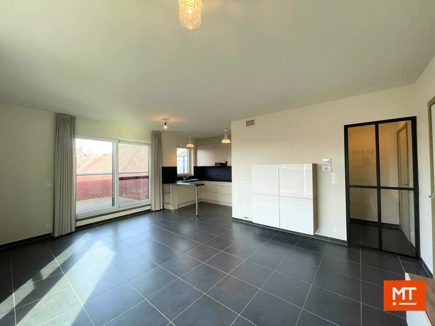Instapklaar éénslaapkamerappartement met groot terras en ondergrondse staanplaats te huur in Izegem foto 2