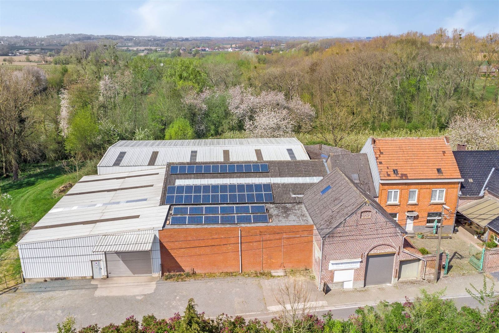Te renoveren woning met schuur en loodsen  foto 2