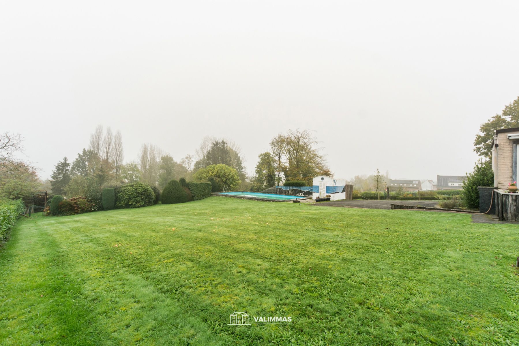 Uniek gelegen villa-bungalow met grote tuin en zwembad... foto 3