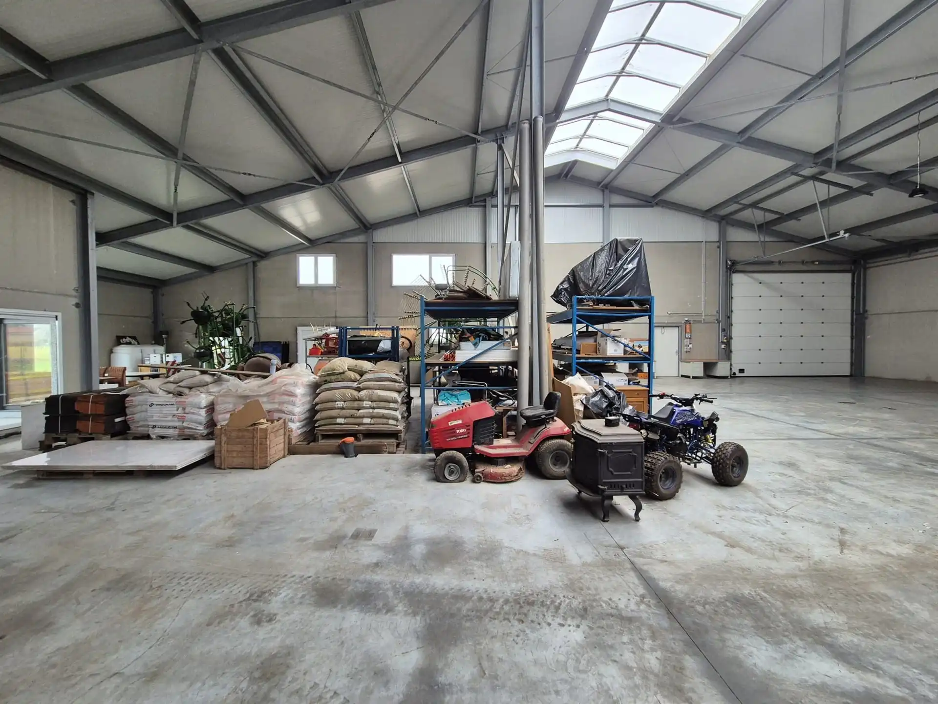 Loods van ± 1.000 m² met ruime buitenopslag. foto 4