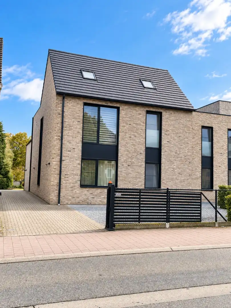 Comfortabel appartement met 3 slaapkamers, terras, tuin en carport. foto 2