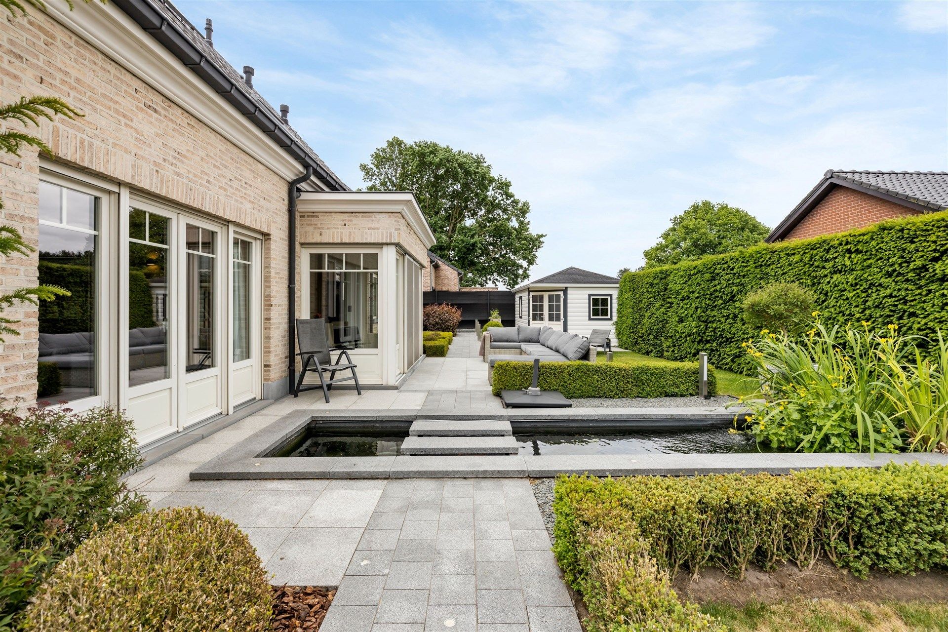 Ruim opgezette gezinswoning met mooi aangelegde tuin en dubbele garage op een uitmuntende locatie foto 28