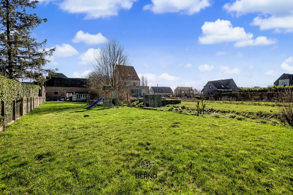 Te renoveren gezinswoning met uitgestrekte tuin en opslagplaats. foto 20