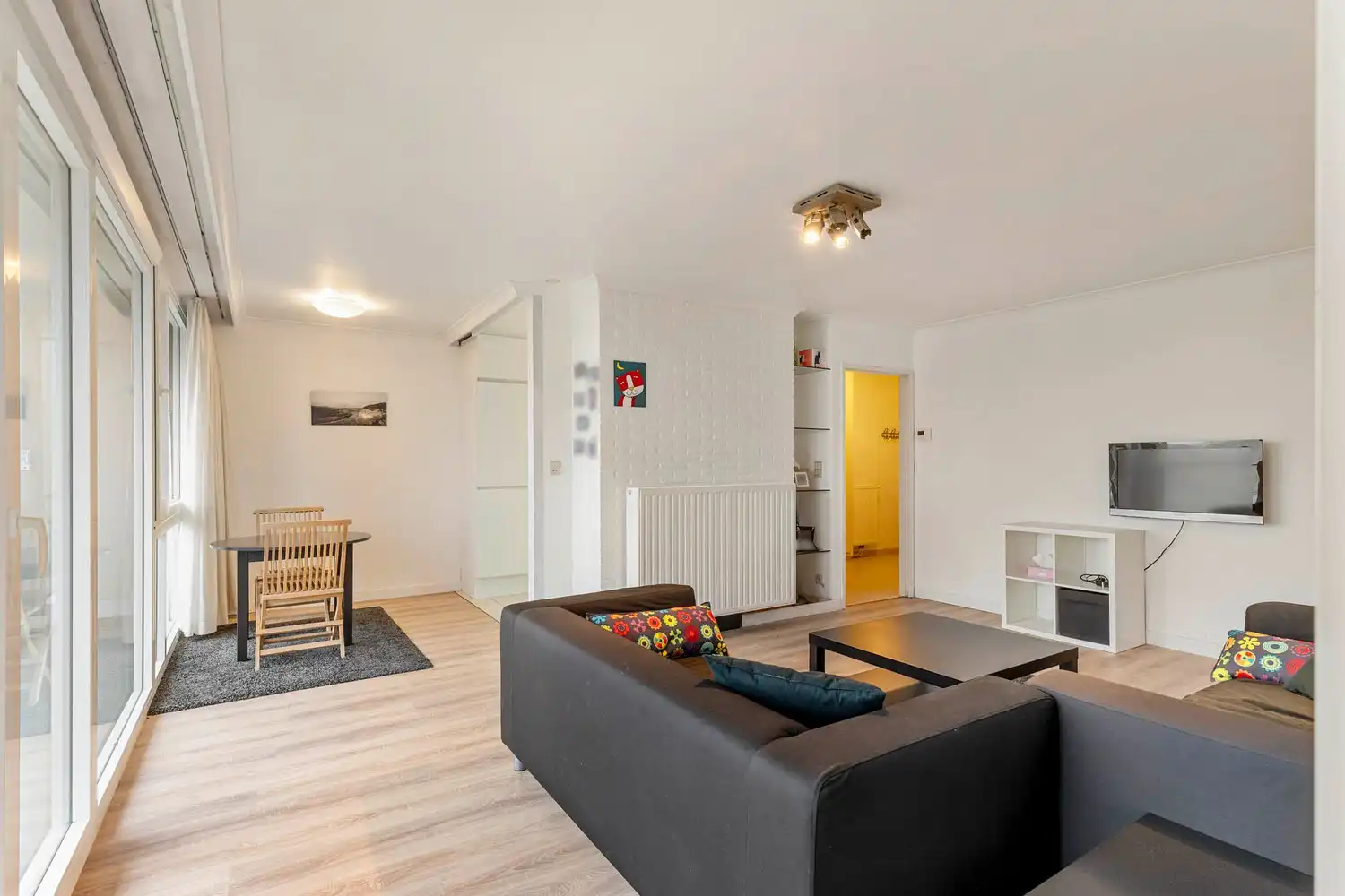 Lichtrijk appartement met 2 slaapkamers, terras en twee autostaanplaatsen, nabij het centrum van Sint-Truiden. foto 5