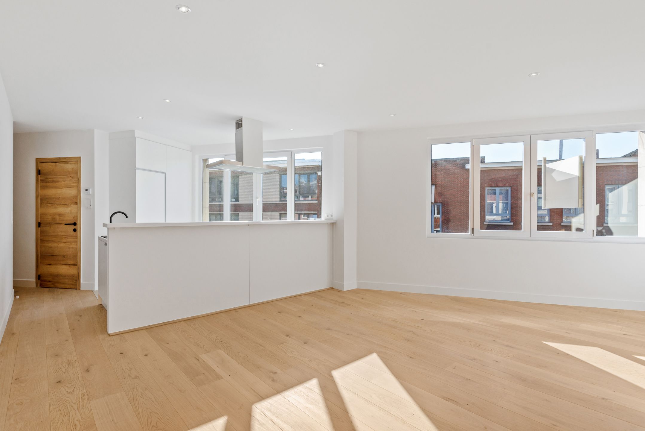 Volledig gerenoveerd 2 slaapkamer appartement met hoogwaardige materialen en veel lichtinval! foto 10