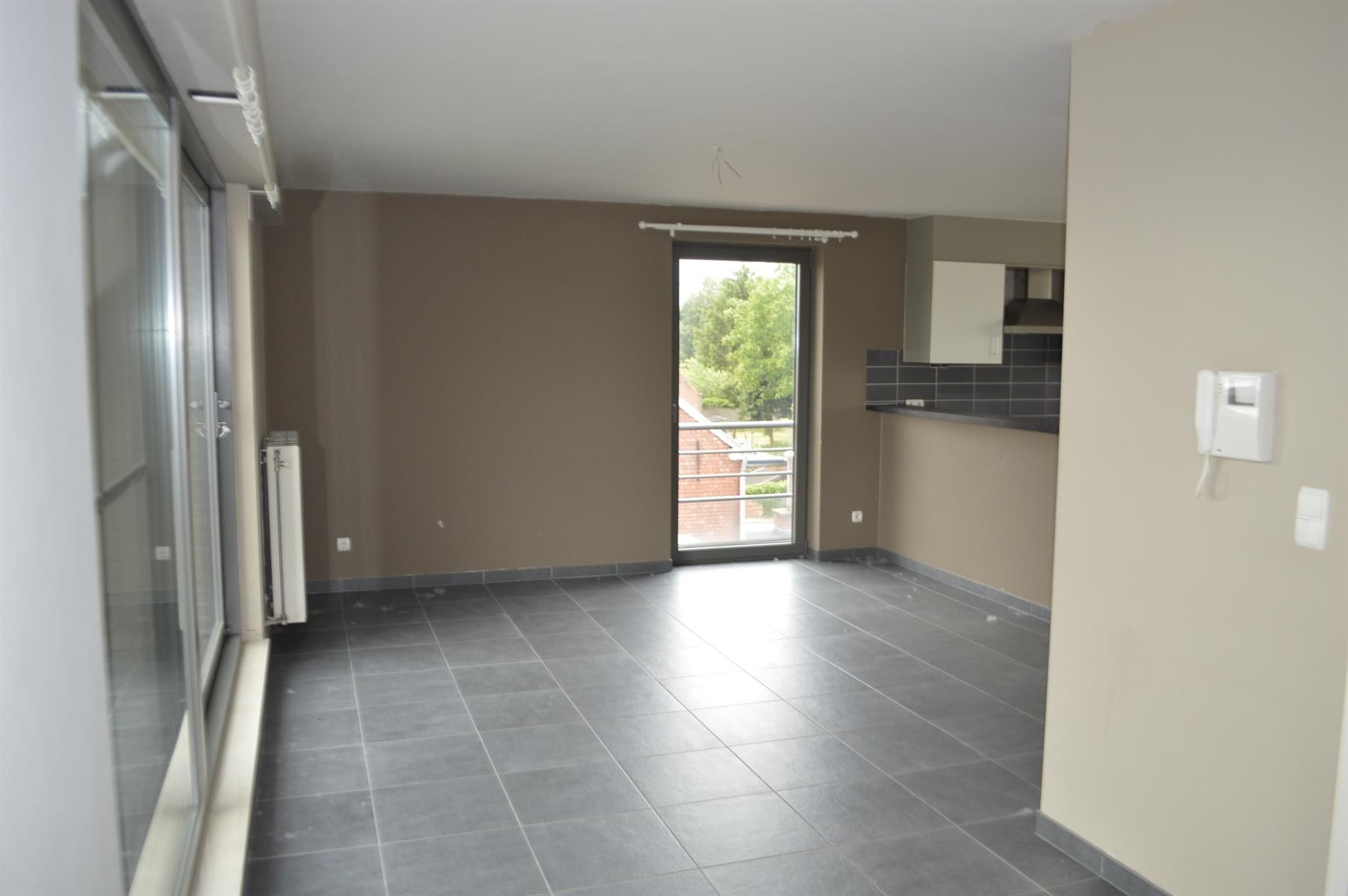 WICHELEN - Ruim duplexappartement vlakbij het station. foto 4