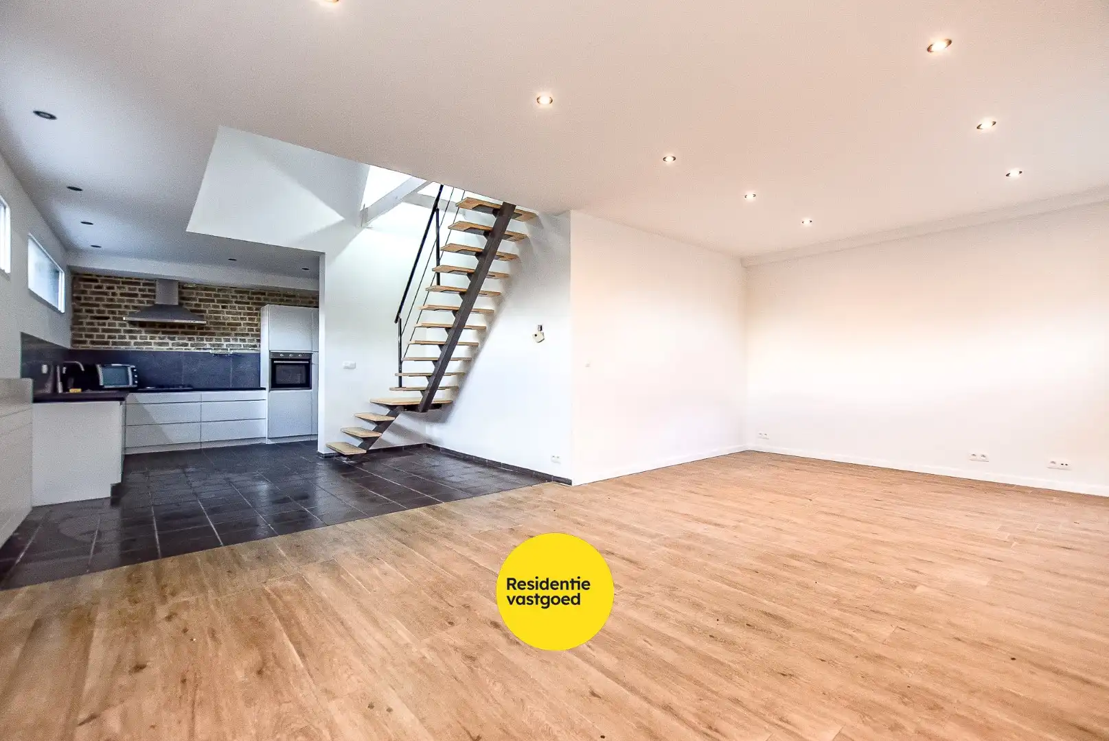 Gezellige halfopen woning met tuin en parking foto 7