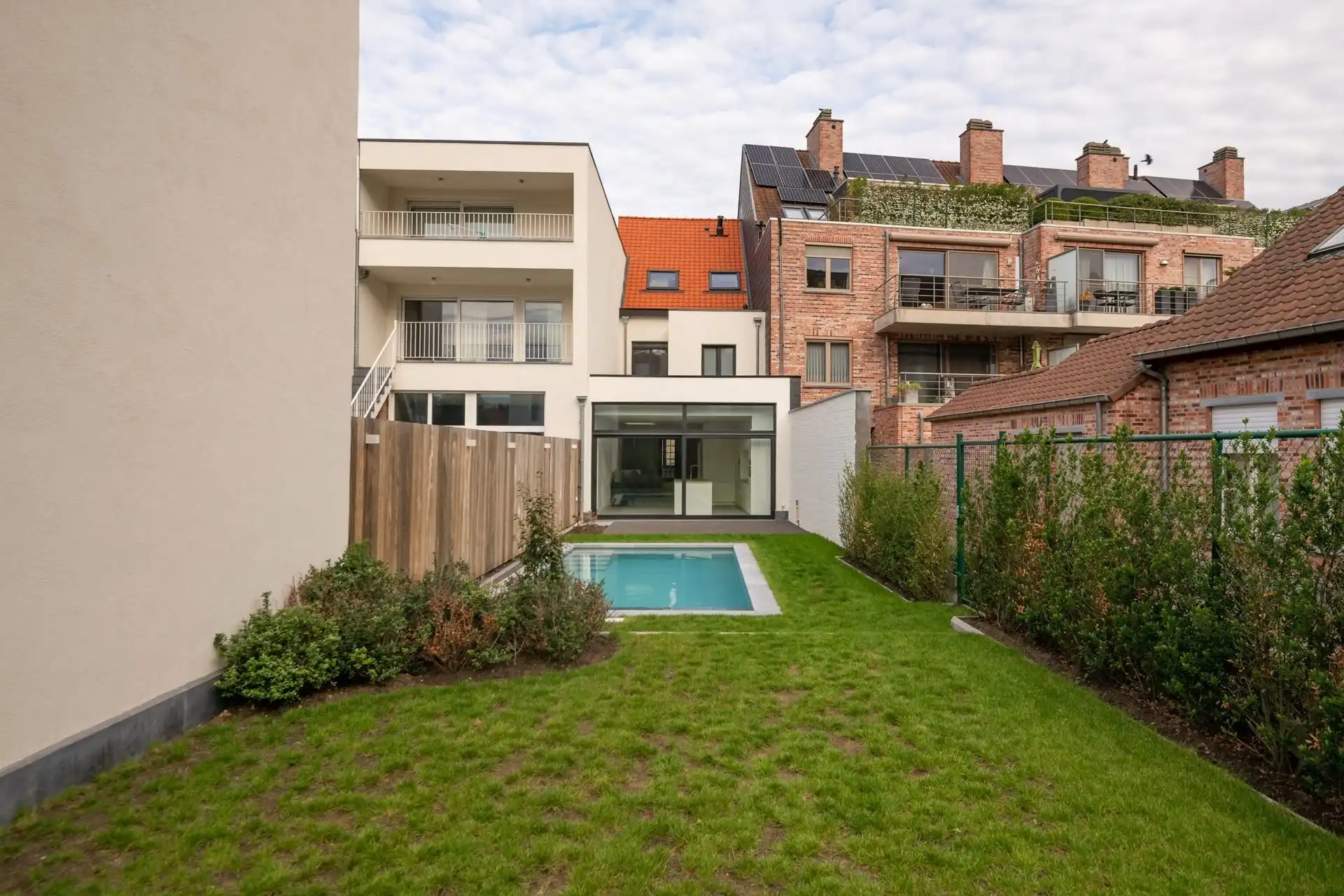 Karaktervolle stadswoning met verwarmd zwembad en luxueuze afwerking. foto 7